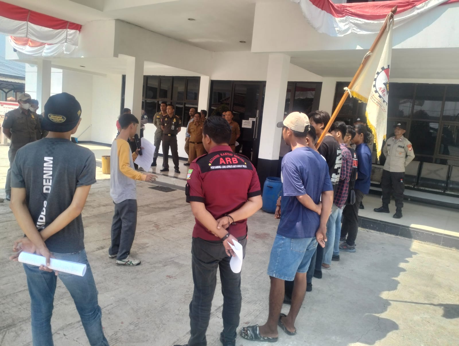 Diduga Oknum Pegawai Lakukan Pungli, Sejumlah Massa Unjuk Rasa ke Kantor Kecamatan Cikarang Utara